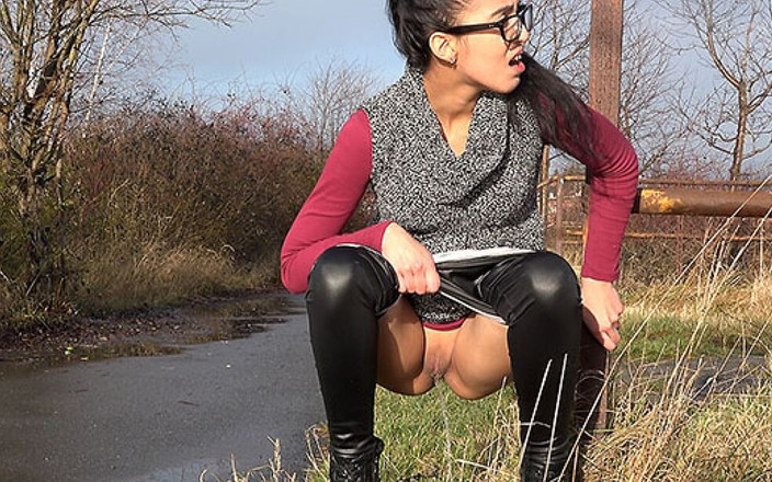 Puffy Network: Am Straßenrand von Got2Pee, wo mädchen pissen