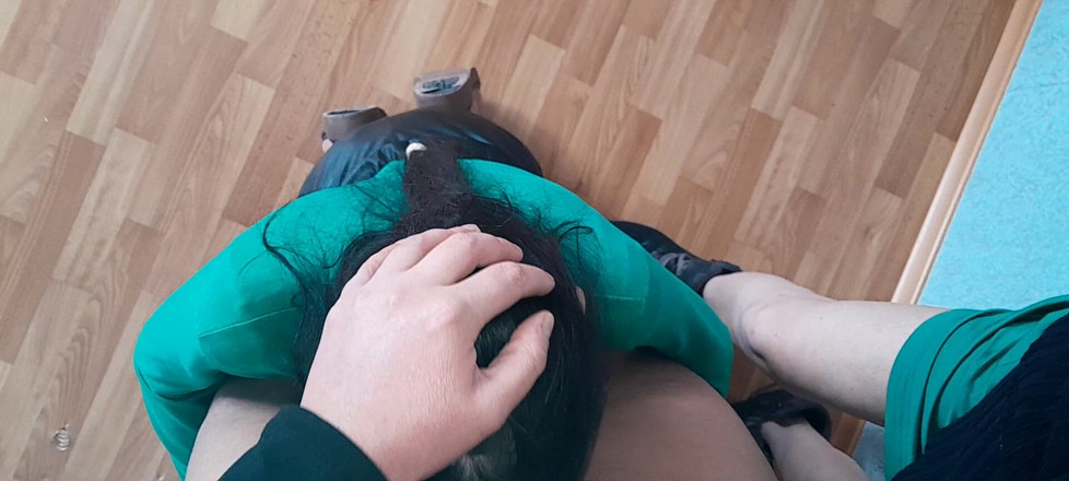 Lesbian-illusion: Die sklavin meiner beiden sklavenfreundinnen leckt meinen körper, bis ich...