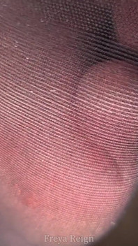 Pov tôn thờ chân thầm lặng dưới bàn làm việc: bàn chân to vào và ra khỏi vớ nylon đen