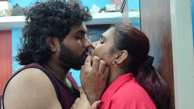 Vaigavarun45: Hot Lip Lock in T Shirt and Shirt