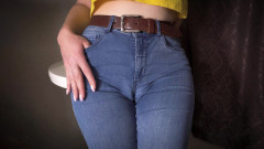 Teasecombo 4K: Sexy MILf neckt ihren großen cameltoe in engen blue jeans
