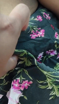 Heiße möpse drücken im schlafzimmer ... freund drückt freund möpse von freundin, indem er das nachtkleid zieht