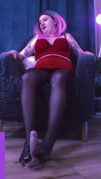 Lady angela lagi asik footjob sambil pakai stoking tembus pandang!