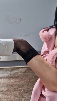 Venkovní nahá roztažená kundička zblízka a pissing