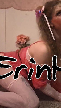 Mladá trans blonďatá Erin Hawk v bílých silonkách W / První sexuální stroj a robertek