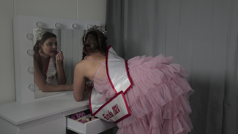 Ferrero: Melena Maria Ria, Miss Eurasia, se masturba antes de subir...