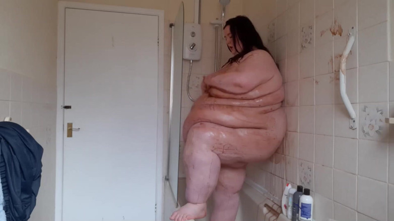 SSBBWLadyBrads: Ssbbw 身体在淋浴时被巧克力酱覆盖