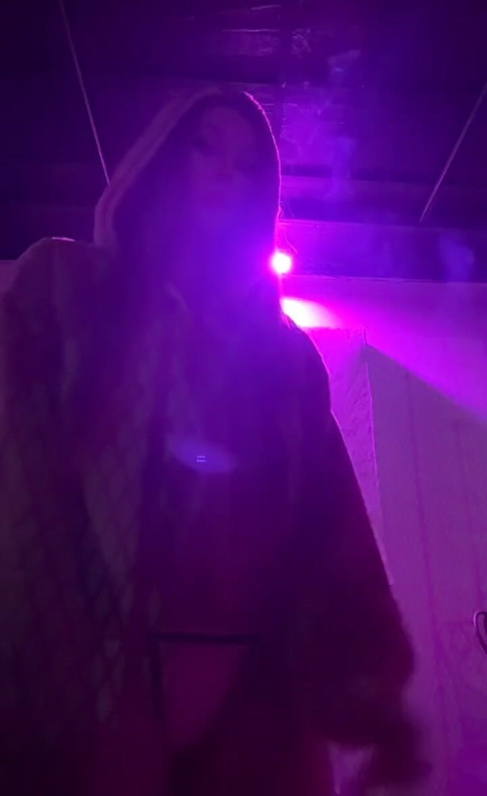 Artemisia Love: Jedna cigareta v bikinách a bundě v klubu