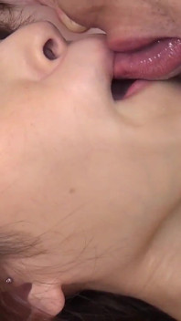 Zwei männer pumpen harten nassen busch eines vollbusigen japanischen mädchens und creampie