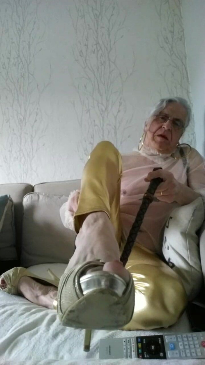 Carlatx: Puta En Leggins Con Un Látigo