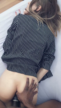 Dina, modèle de plus de 18 ans, se fait sodomiser et éjaculer dans la bouche !
