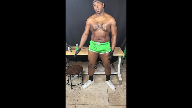 Blkbamaboi73: 锻炼后涂油的肌肉发达的同性恋主播抽搐大鸡巴