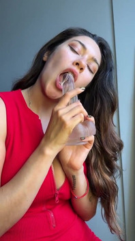 Garota natural de seios grandes faz boquete intenso