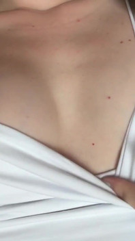 Chơi với những tities nhỏ của tôi