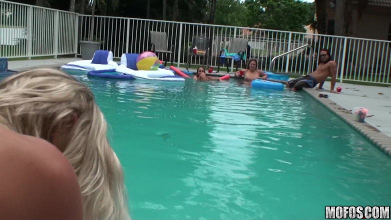 Real Slut Party: Echt sletfeestje - sexy Sunnitische Mayweather &amp; Bridgete veranderen een zwembadfeest in...