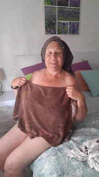 Fina chat terwijl ze naakt uit de douche komt en zich klaarmaakt