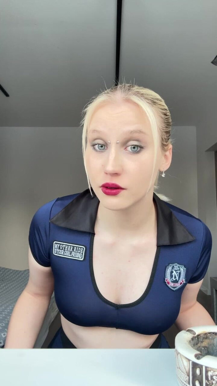 MertyXXX: 女孩抽烟