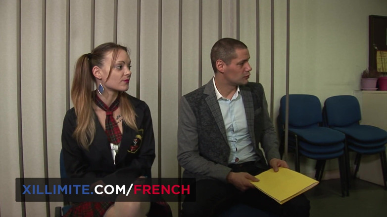 French girls at work: Une jolie ado se fait baiser sur le bureau du...