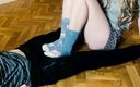 SweetAndFlow: 恥ずかしがり屋の女の子は靴下を履いて足フェチビデオを作ります