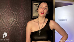 Zara Bizarr: Pissen auf toilette