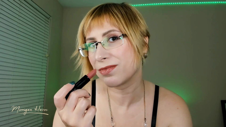 Morrigan Havoc: Zastosowanie beżowej nagiej szminki w bieliźnie retro