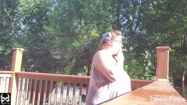 Foxx Denn Studio: Ma's Smokin' ใน Curlers