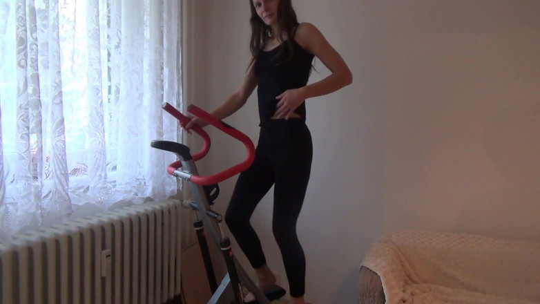 All Those Girlfriends: Nikita fingert ihre haarige muschi, nachdem sie trainiert hat