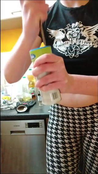 Lynn-Tonic: Pura alegria enquanto cozinha