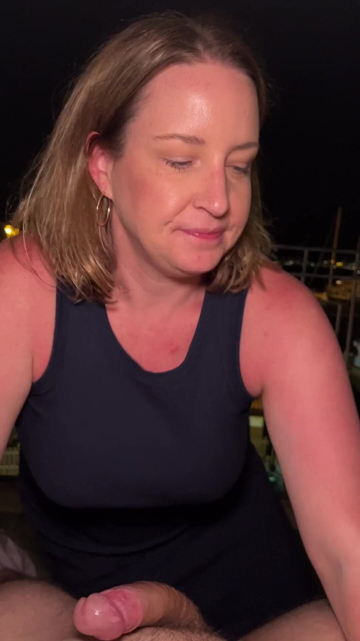 Avril Showers: Amalfi Sahili'nde bir marinada dölünü yutuyor