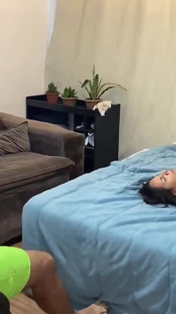 Eu não podia ficar deixando ele assistindo, então eu o chamei para participar