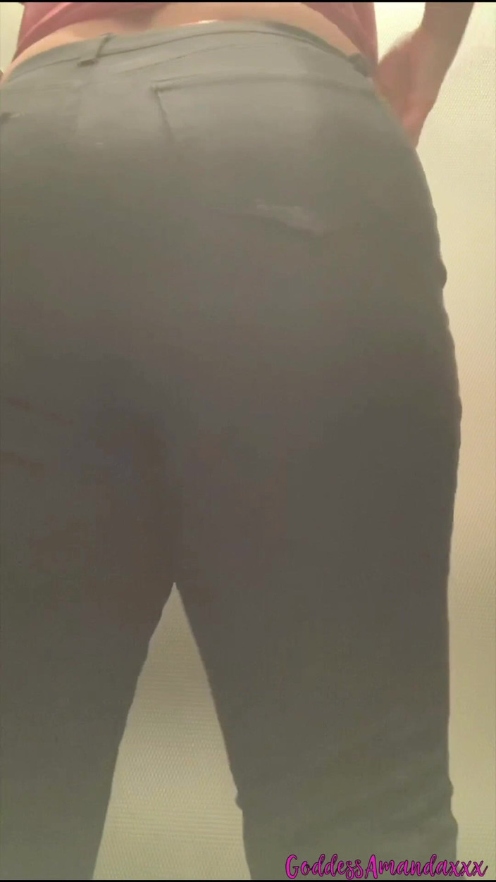 Goddess Amanda: Une MILF Pulpeuse Dans Des Toilettes Publiques Excitée Dans Une...