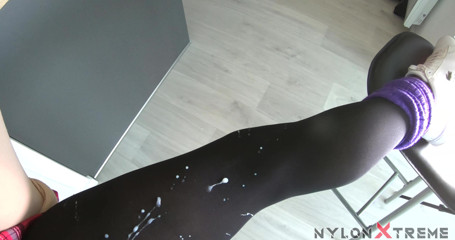 Nylon Xtreme: Katy se fait baiser sous un coquin en nylon