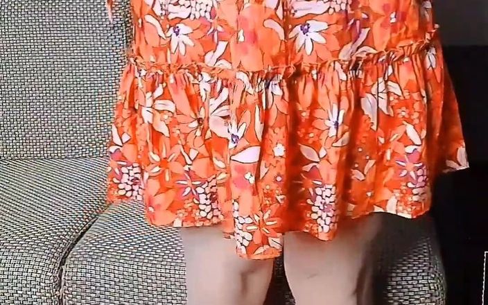 Kitty_Cross: Si banci crossdresser dengan pantat bahenol lagi asik muasin memeknya...