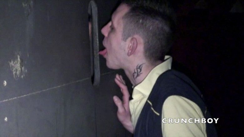 Crunch Boy: 这个邮递子喜欢在寻欢洞里吮吸鸡巴