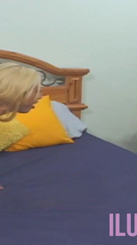 Tetovaná blonďatá milfka dostane kundičku naplněnou velkým ptákem