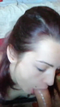 Jovencita chupa polla en primer plano