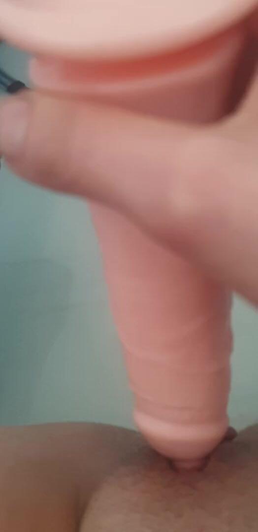 Wet and dirty: Banyoda dildo ile amcığım için rahatla - yakın çekim mastürbasyon