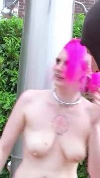 Dünnes teen-punk-tick laura hart im bukkake-gangbang gefickt
