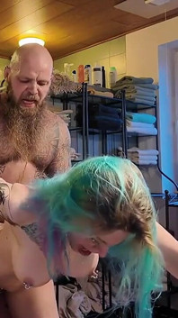 トイレで頭を溺れさせながら彼女の尻を突く