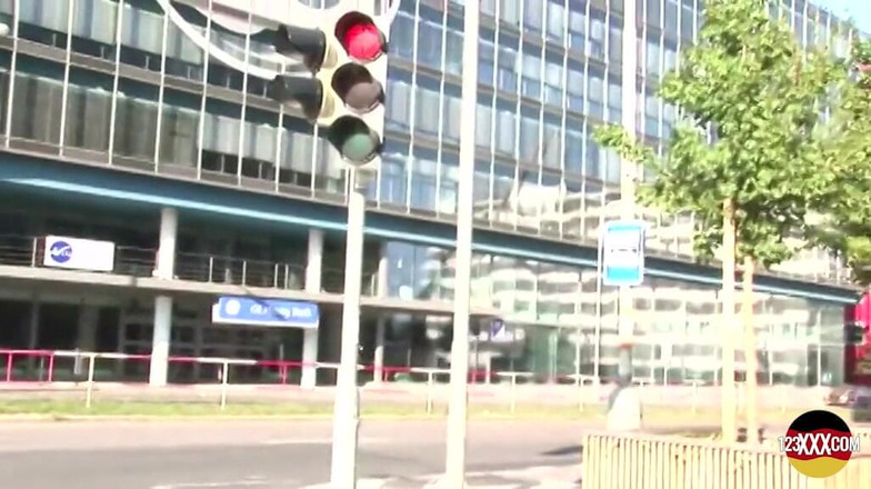 123XXX - 100% Amateurs: 丰满的金发女郎喜欢在车里吮吸坚硬的鸡巴