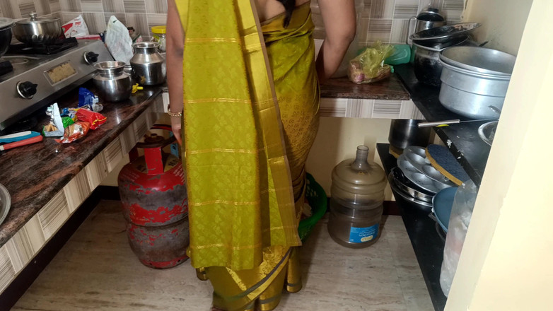 Pushpa porn: Romansa dapur ibu rumah tangga