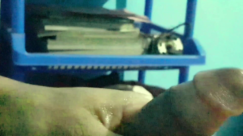 Xujjal: Um jovem garoto massageia seu pênis por muito tempo, mas...