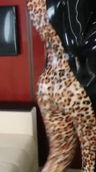 Mângâiere în cauciuc cu latex - mamă sexy cu forme și tipul ei supus - lustruire cu ulei și mângâiere în avion