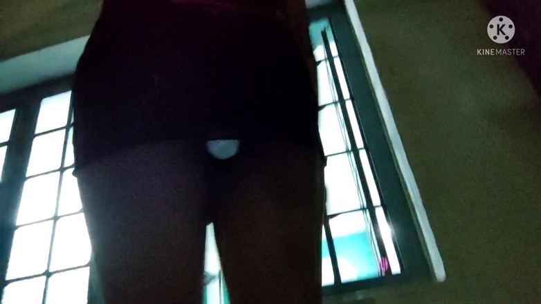 Traviezisha: Кроссдрессер-сисси выходит на улицу с вибратором внутри ее задницы и клеткой микро целомудрия