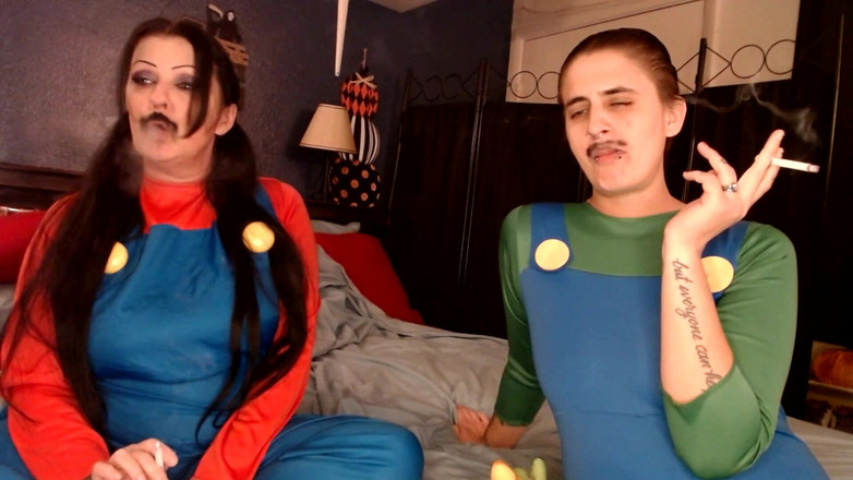 Abby Anna: Il cosplay di halloween in una pausa fumo