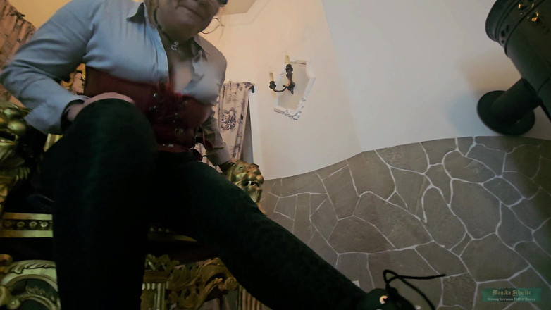 Strict Senz: Monika Schmidt Pod mými špinavými botami otrokyně lízání drtícího odpadu Obryně...