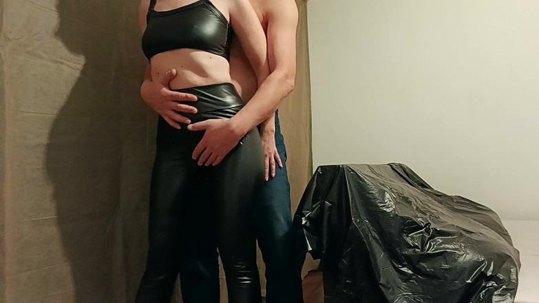 Leather Addict: 가죽 레깅스를 입은 금발 창녀가 발정난 남자에게 뒤에서 따먹히다