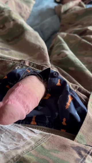 Gay Soldier Stuff: Ordu uzmanı eğitim için tarlada bir hafta kaldıktan sonra kalın...