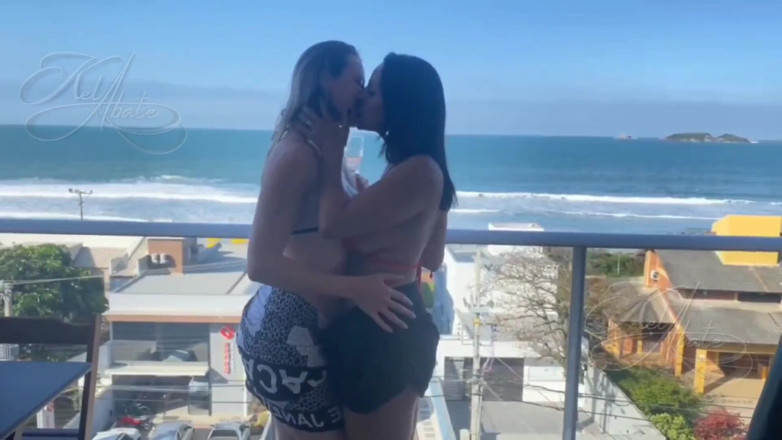Kel Abate: Aku ketemu sama istri bahenolku di pantai dan dia mengajakku...