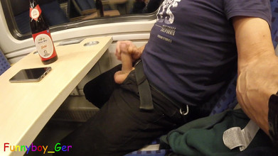 Funnyboy-Ger: 移動中の電車の中で、私はその日3回目の射精を試みました。残念ながら、私は中断され、駅に到着しました。